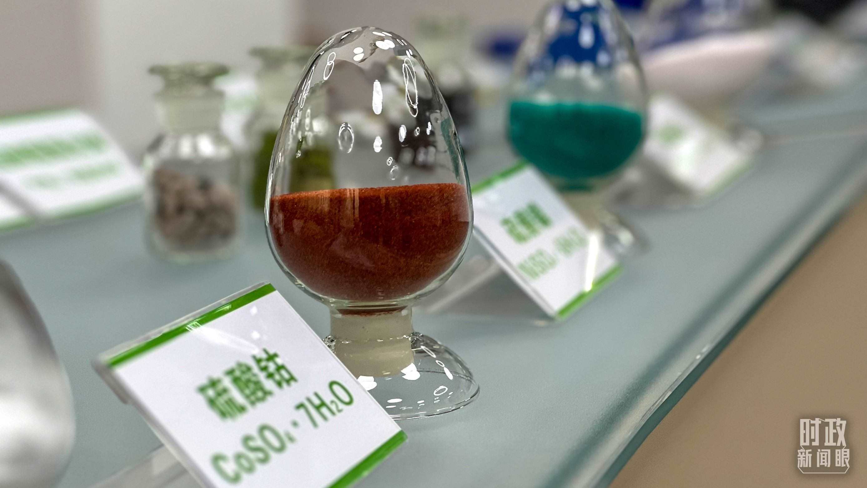 △巴斯夫杉杉電池材料有限公司的產(chǎn)品展示。（總臺(tái)央視記者李煒拍攝）