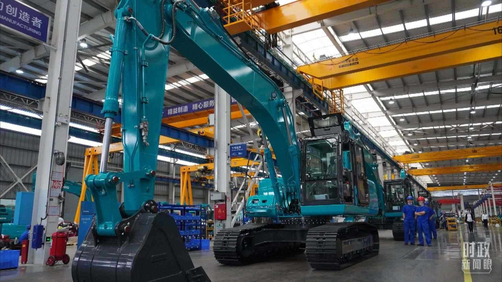 △這是山河智能大型挖掘機(jī)的組裝車間。2020年9月，習(xí)近平曾到此地考察。（總臺(tái)央視記者郭曉龍拍攝）