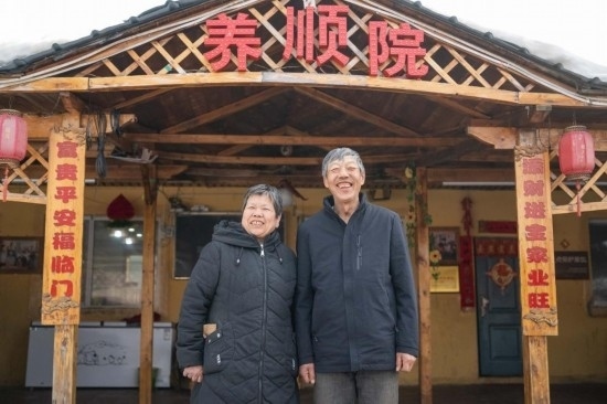 在伊春市友好區(qū)，伊春森工上甘嶺林業(yè)局有限責(zé)任公司溪水林場(chǎng)分公司退休職工劉養(yǎng)順（右）和老伴楊秋娥在自家農(nóng)家院中（3月13日攝）。新華社記者 謝劍飛 攝