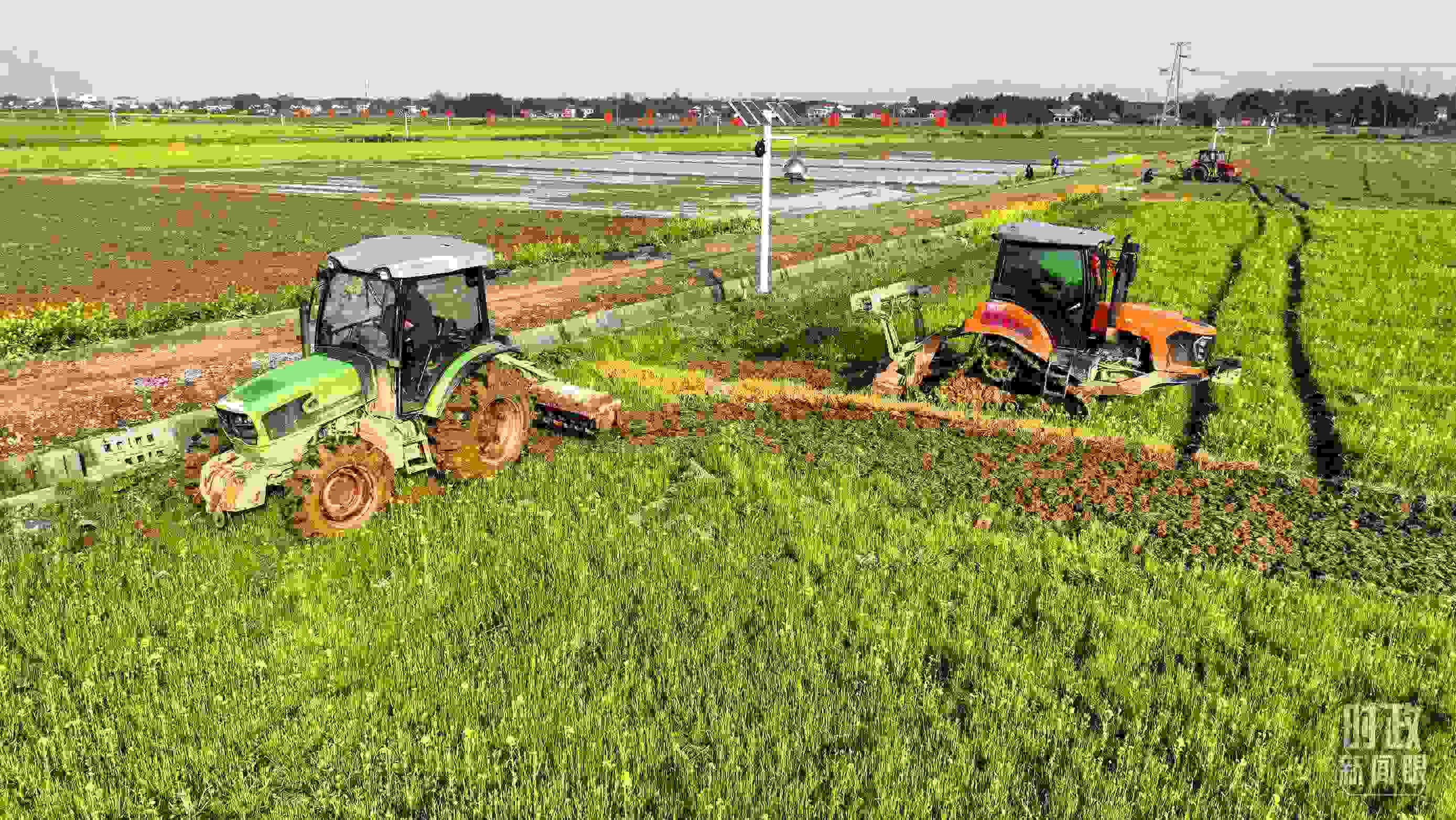 △位于港中坪村的糧食生產(chǎn)萬(wàn)畝綜合示范片區(qū)，春耕備耕生產(chǎn)繁忙。（總臺(tái)央廣記者潘毅拍攝）