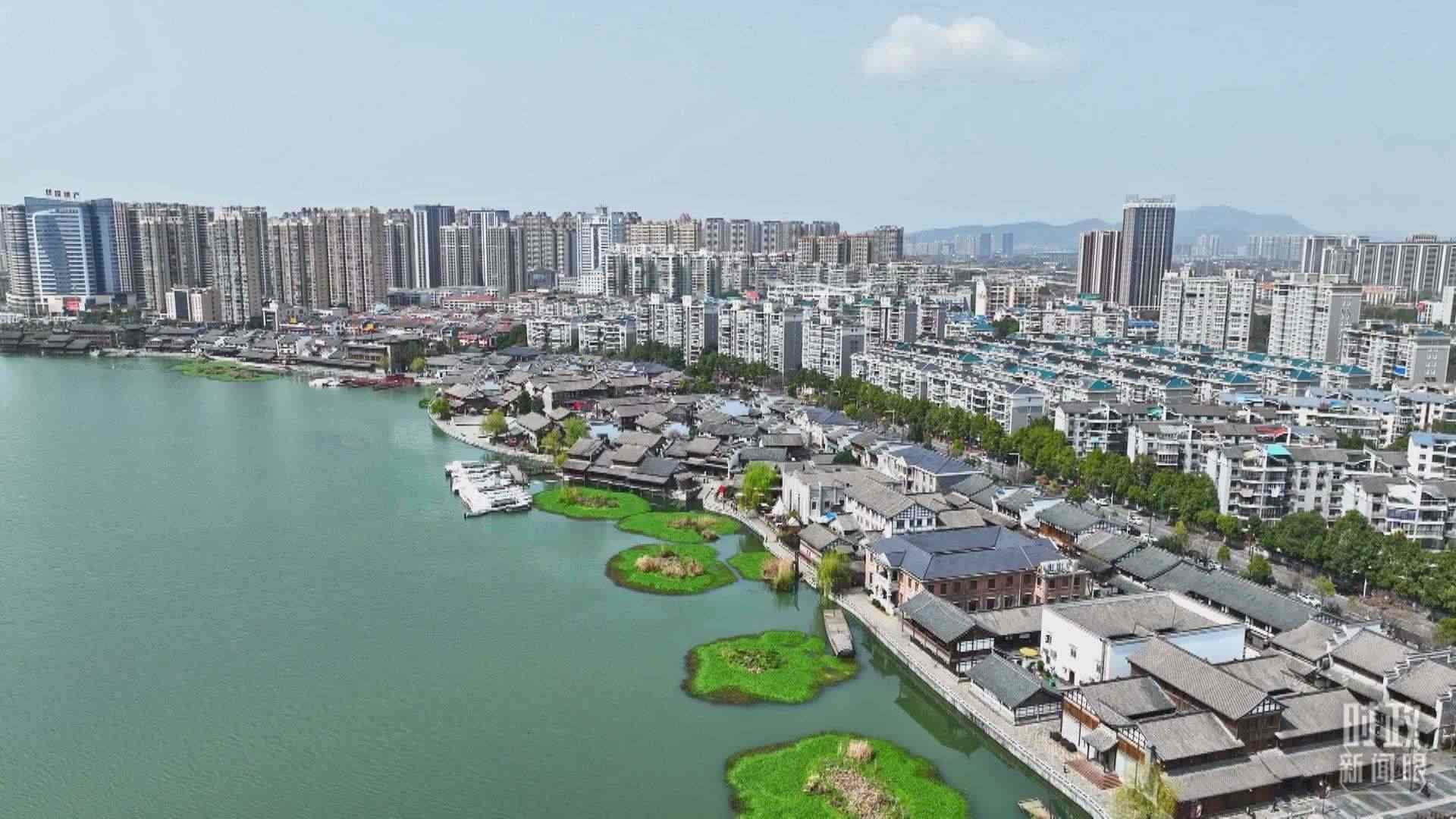 △沅江江畔，常德河街與現(xiàn)代建筑交相輝映。（總臺(tái)央視記者范凱拍攝）