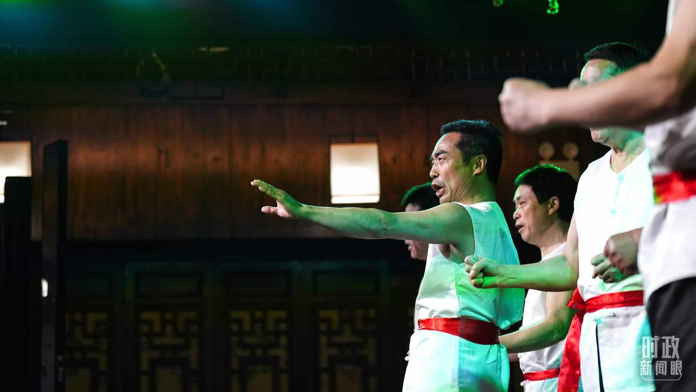 △常德河街，鴛鴦走馬樓上演常德高腔《穆桂英掛帥》和澧水船工號(hào)子。（總臺(tái)央視記者許永松、國(guó)廣記者李晉拍攝）