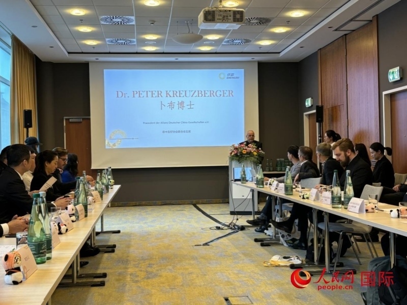 在成都文化旅游（柏林）推介座談會(huì)上，德中友好協(xié)會(huì)聯(lián)合會(huì)主席卜布致辭。人民網(wǎng)記者張慧中攝