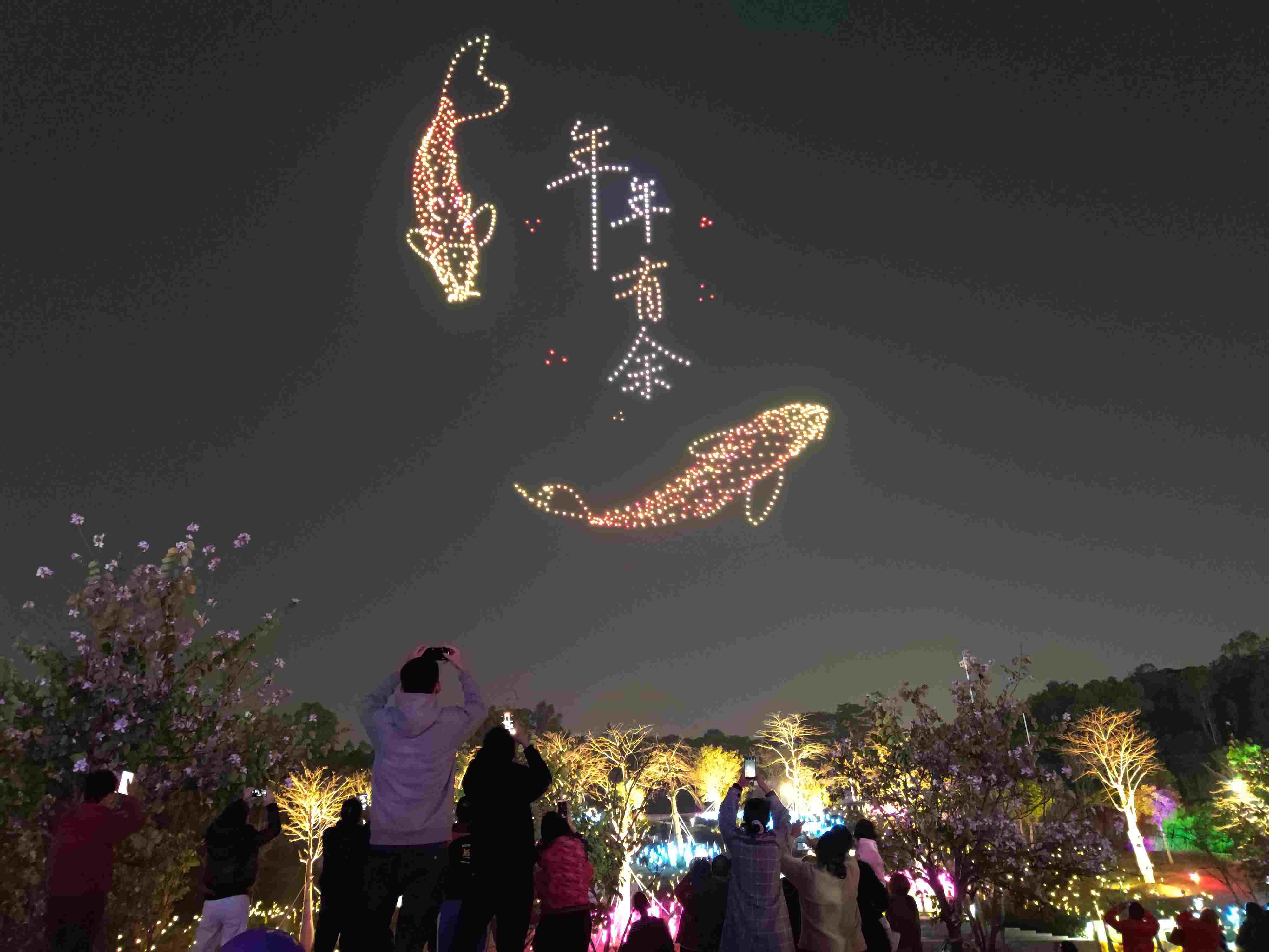 △ 2024年2月10日，深圳北站中心公園，春節(jié)主題無人機燈光秀引來眾多游客駐足觀看。