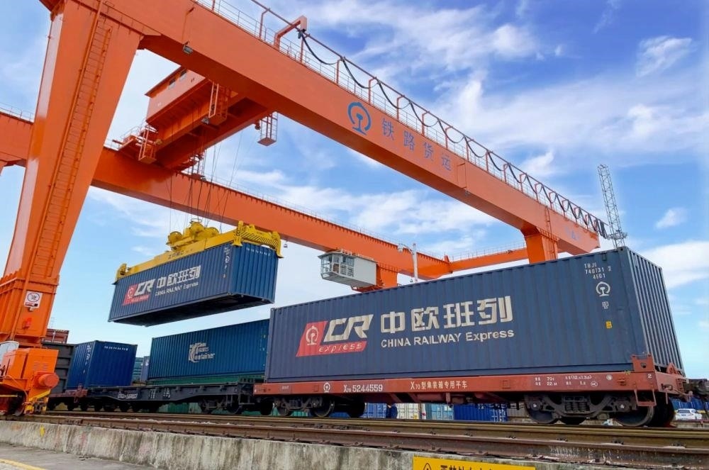 △2022年4月29日，在安徽合肥北站物流基地集裝箱作業(yè)區(qū)，準備發(fā)運的中歐班列集裝箱。