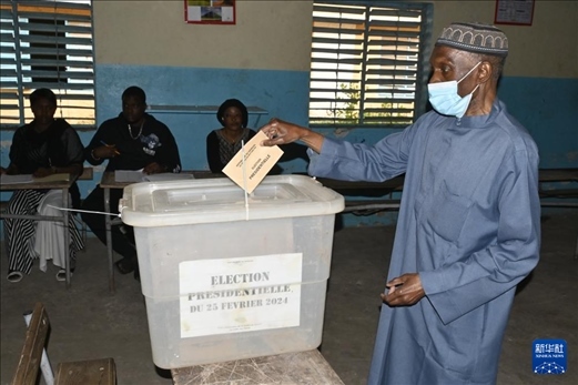 3月24日, 選民在塞內(nèi)加爾首都達(dá)喀爾的一處投票站投票。新華社發(fā)（登巴·蓋伊攝）