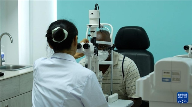 3月4日，在多米尼克羅索的中多友誼醫(yī)院眼科中心，援多醫(yī)療隊(duì)成員、南方醫(yī)科大學(xué)第三附屬醫(yī)院眼科主治醫(yī)師魯志卿為病人做檢查。新華社記者 王朝 攝