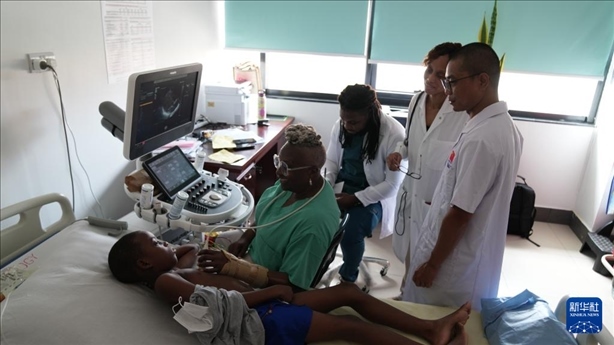 3月4日，在多米尼克羅索的中多友誼醫(yī)院，援多醫(yī)療隊(duì)成員、南方醫(yī)科大學(xué)第五附屬醫(yī)院心血管內(nèi)科主治醫(yī)師駱志鵬與當(dāng)?shù)蒯t(yī)生共同診療。新華社記者 王朝 攝