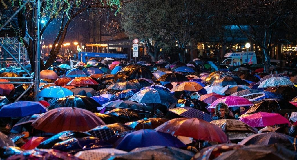 3月24日，在塞爾維亞南部城市普羅庫普列，人們參加北約轟炸南聯(lián)盟遇難者悼念儀式。新華社發(fā)（王韡攝）