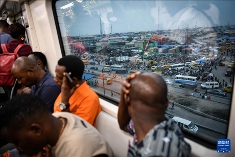 2月28日，在尼日利亞拉各斯，人們乘坐輕軌藍(lán)線列車。新華社記者 韓旭 攝