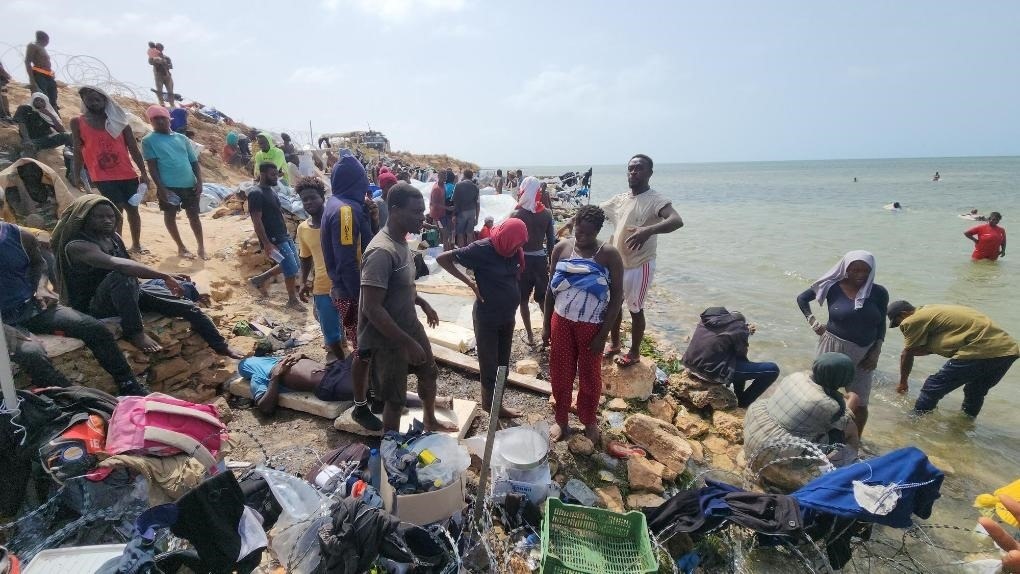 2023年7月26日，在突尼斯與利比亞邊境的艾季迪爾角，眾多移民滯留在地中海海岸邊。新華社發(fā)（哈姆扎·圖爾基亞攝）