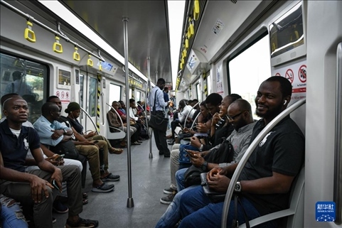 2月28日，在尼日利亞拉各斯，人們乘坐輕軌藍(lán)線列車。新華社記者 韓旭 攝