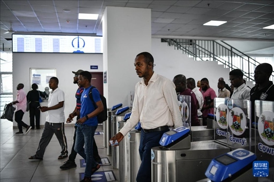 2月28日，在尼日利亞拉各斯，人們在輕軌藍(lán)線碼頭站刷卡出站。新華社記者 韓旭 攝