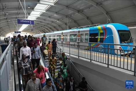 2月28日，在尼日利亞拉各斯，人們在輕軌藍(lán)線碼頭站下車出站。新華社記者 韓旭 攝