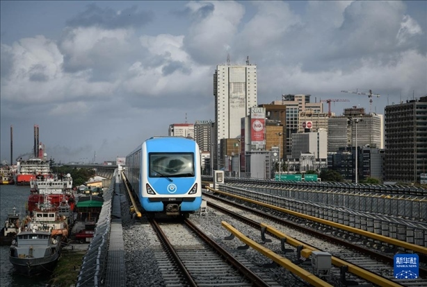 這是2月28日在尼日利亞拉各斯拍攝的一列輕軌藍(lán)線列車。新華社記者 韓旭 攝