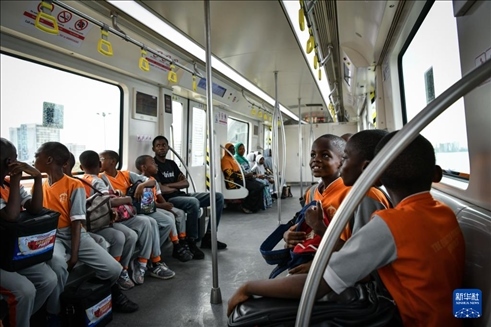 2月28日，在尼日利亞拉各斯，一所小學(xué)的學(xué)生們體驗乘坐輕軌藍(lán)線列車。新華社記者 韓旭 攝