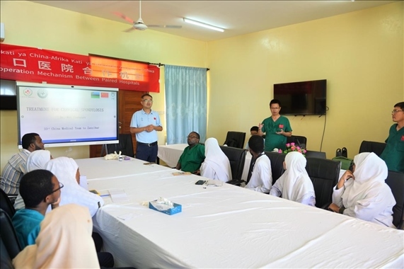 隊長蔣國慶和韋長群醫(yī)生一起解答問題。中國援桑醫(yī)療隊供圖