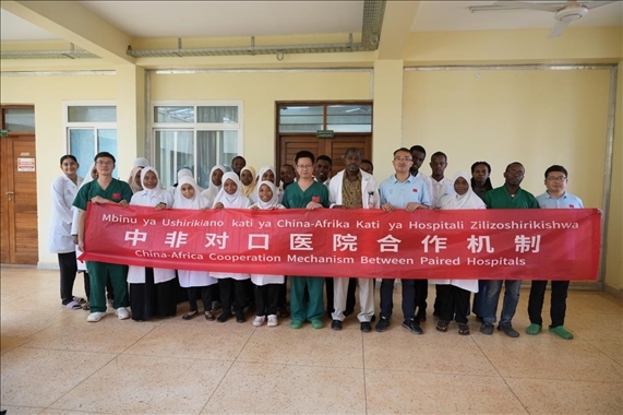 醫(yī)療隊隊員和當?shù)蒯t(yī)生們合影。中國援桑醫(yī)療隊供圖