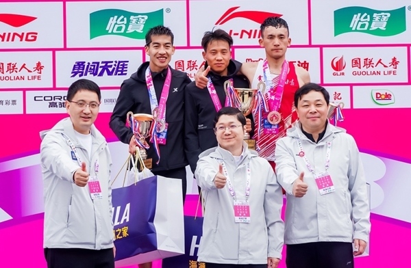 無錫市人民政府副秘書長顧文龍，無錫市體育局黨組書記、副局長楊宇華，海瀾集團黨委副書記、副總裁江南共同為全國馬拉松錦標賽（第一站）男子組前3名頒獎。受訪者供圖