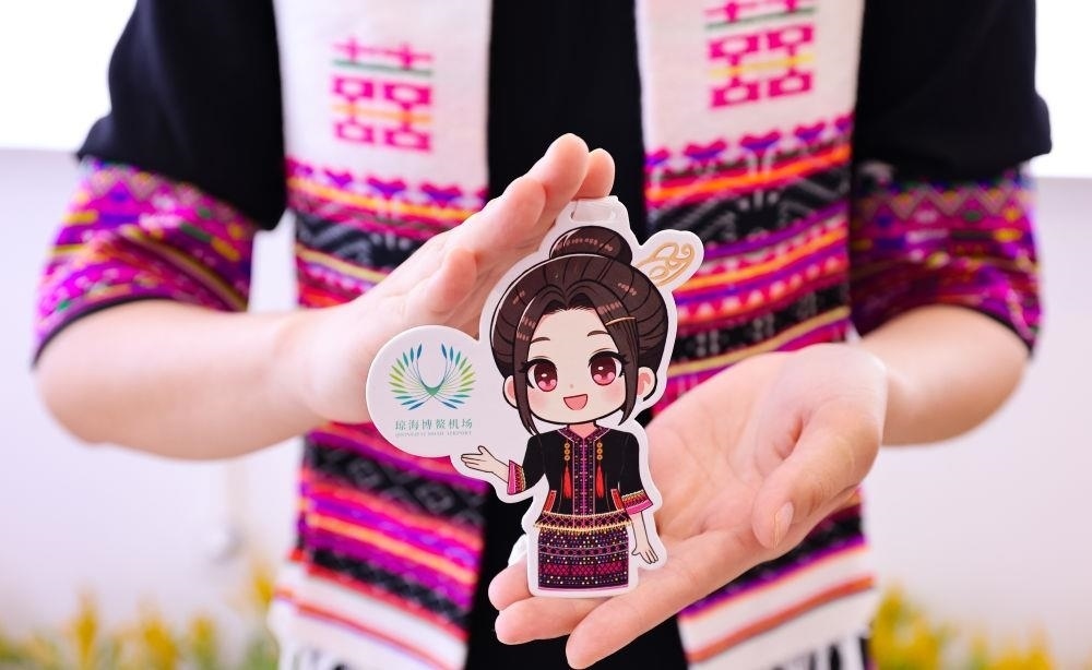 △2024年3月22日，博鰲機(jī)場工作人員展示“博鰲香”香氛卡片。