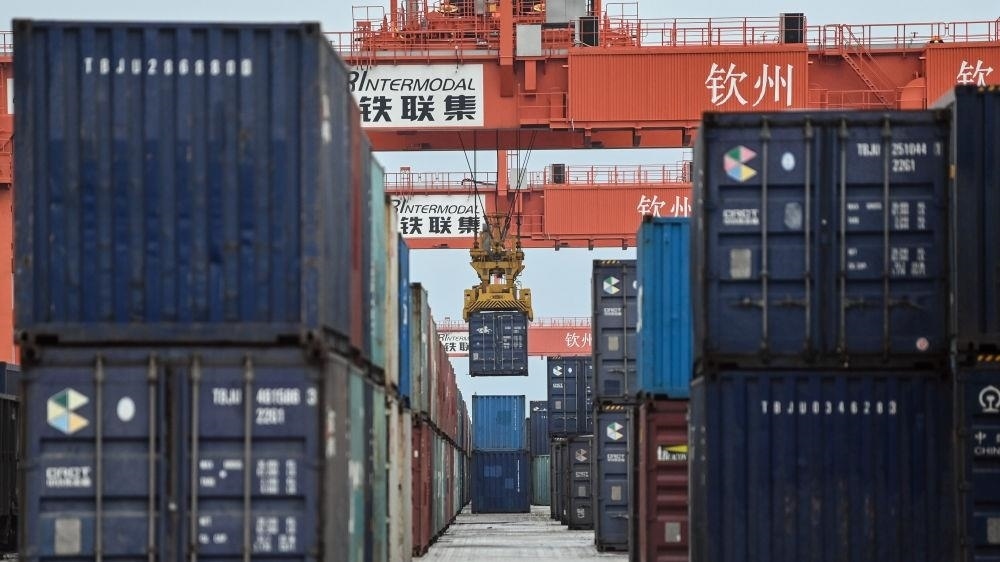 △2023年5月11日，在廣西欽州鐵路集裝箱中心站，塔吊在下卸集裝箱。近年來，在RCEP政策紅利推動下，中國與東盟產(chǎn)業(yè)合作不斷深化，助力區(qū)域經(jīng)濟(jì)發(fā)展。