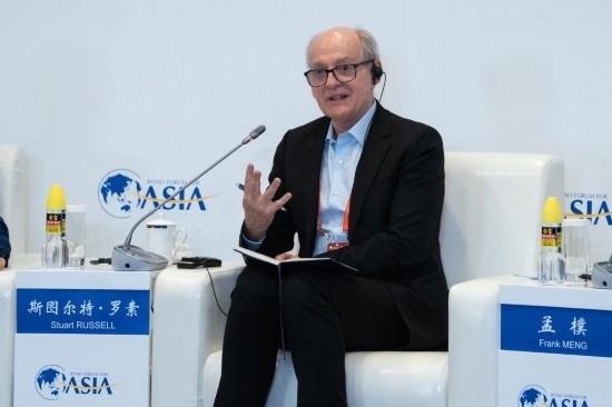 3月27日，《人工智能：現(xiàn)代方法》作者、加州大學伯克利分校計算機科學系教授斯圖爾特·羅素在分論壇上發(fā)言。新華社記者 曹夢瑤 攝