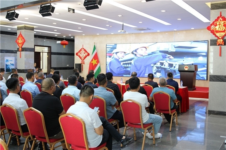 當(dāng)?shù)貢r(shí)間3月26日下午，中國(guó)品牌重型機(jī)械、載重車輛宣傳推介會(huì)在中國(guó)駐蘇里南大使館舉行。圖為宣介會(huì)現(xiàn)場(chǎng)。中國(guó)駐蘇里南大使館供圖