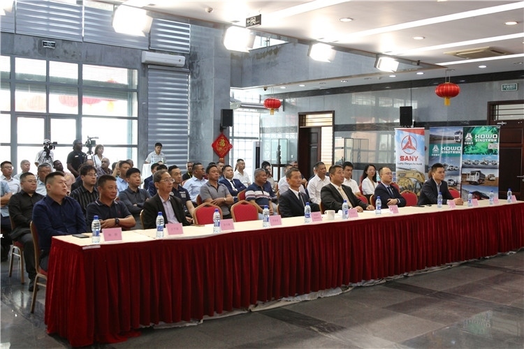 當(dāng)?shù)貢r(shí)間3月26日下午，中國(guó)品牌重型機(jī)械、載重車輛宣傳推介會(huì)在中國(guó)駐蘇里南大使館舉行。圖為宣介會(huì)現(xiàn)場(chǎng)。中國(guó)駐蘇里南大使館供圖