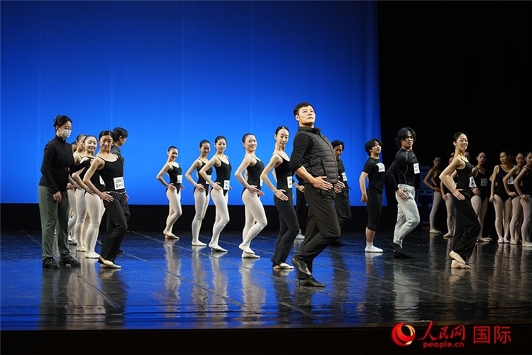 松山芭蕾舞團青年代表團成員在中央芭蕾舞團跟隨中方教師上課。人民網(wǎng)記者 張麗婭攝