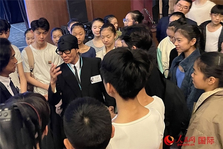松山芭蕾舞團總代表清水哲太郎與中央芭蕾舞團舞蹈學校的學生們交流。人民網(wǎng)記者 張麗婭攝