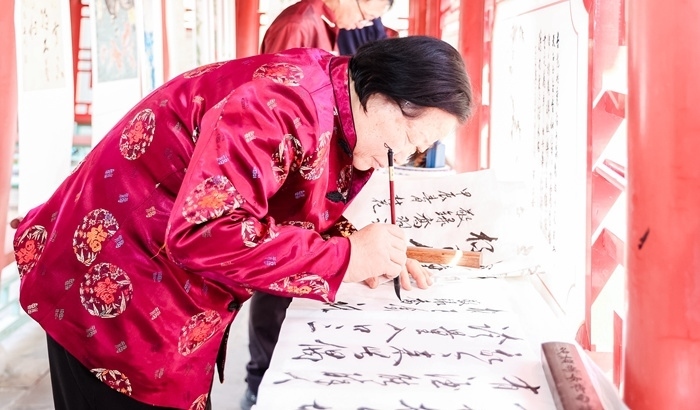 杏花節(jié)書畫展上書法家現場創(chuàng)作。受訪方供圖