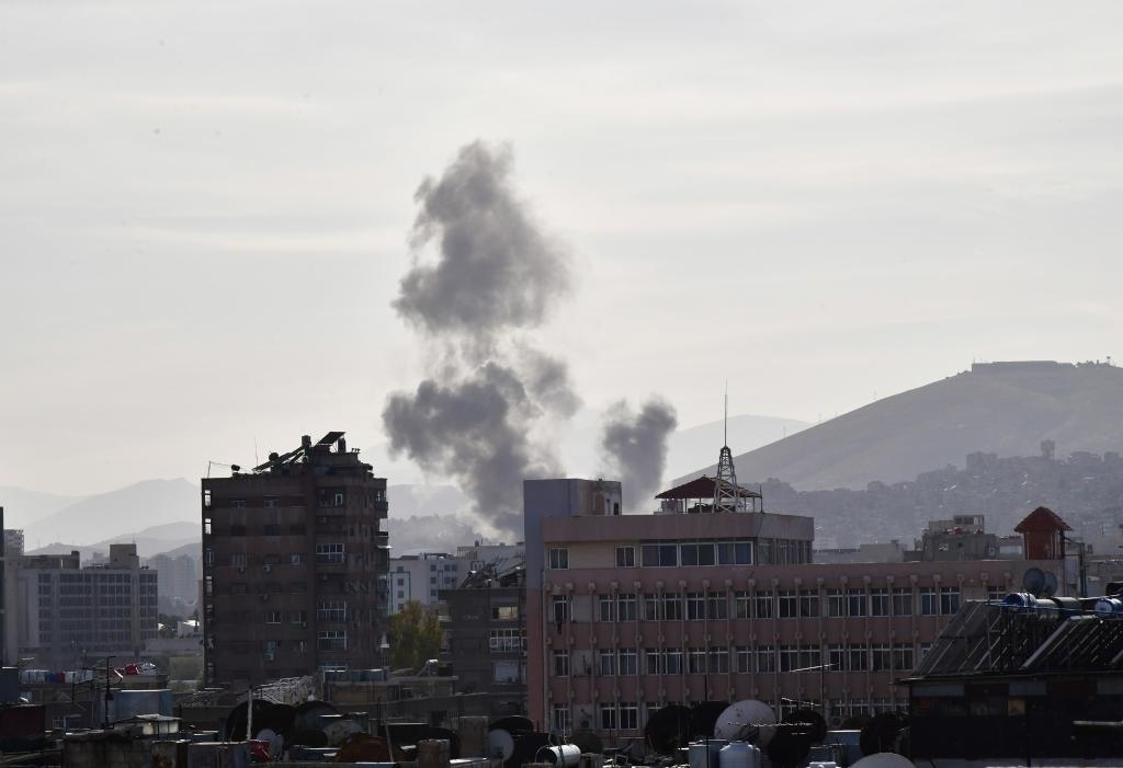 這是4月1日在敘利亞首都大馬士革拍攝的爆炸后升起的濃煙。新華社發(fā)（阿瑪爾攝）
