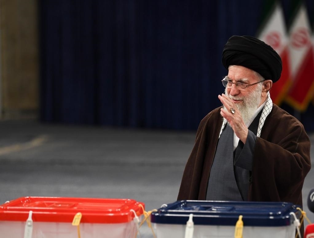 3月1日，在伊朗首都德黑蘭，伊朗最高領(lǐng)袖哈梅內(nèi)伊在設(shè)于領(lǐng)袖府內(nèi)的投票站投票。新華社記者沙達(dá)提攝