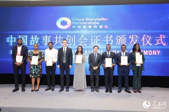 現(xiàn)場頒發(fā)證書。人民網(wǎng)記者 陳博攝