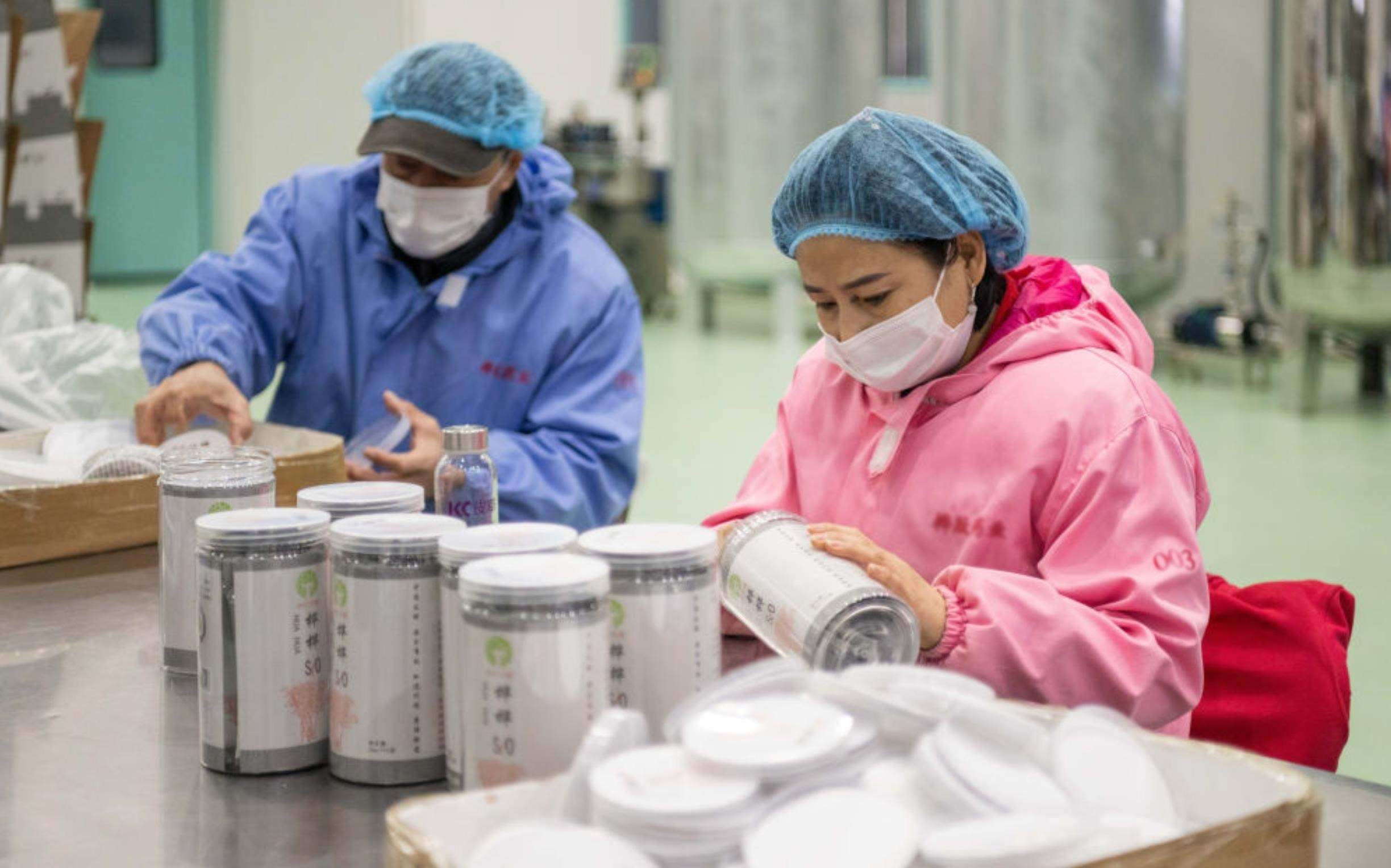 △2024年3月12日，黑龍江伊春一家公司內(nèi)，工作人員在包裝樺樹(shù)汁相關(guān)產(chǎn)品。