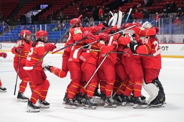 中國(guó)隊(duì)?wèi)c祝比賽勝利。圖片來(lái)源：國(guó)際冰聯(lián)