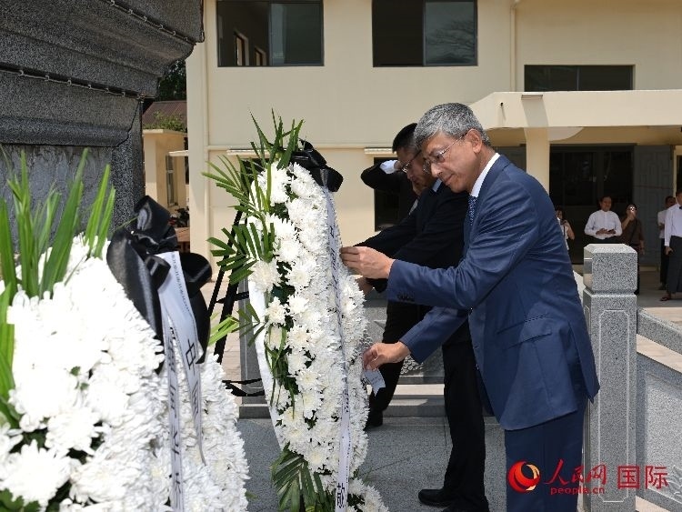 陳海大使向中國(guó)遠(yuǎn)征軍紀(jì)念碑敬獻(xiàn)花籃。人民網(wǎng)記者 謝佳君攝