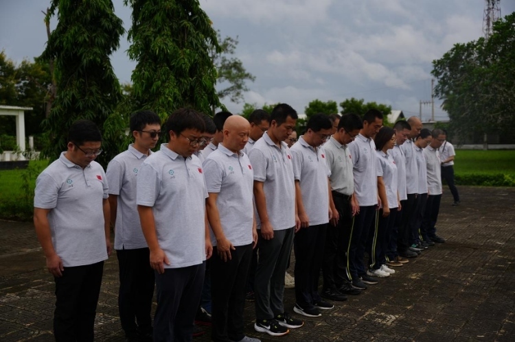 醫(yī)療隊隊員默哀。中國援桑醫(yī)療隊供圖