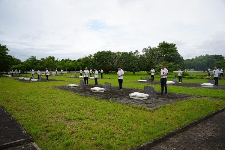 醫(yī)療隊隊員向烈士們獻花。中國援桑醫(yī)療隊供圖