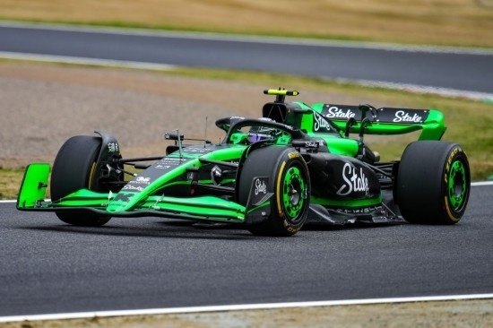 4月5日，索伯車隊(duì)中國(guó)車手周冠宇在練習(xí)賽中。新華社記者 張笑宇 攝