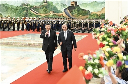 △2024年3月25日，習(xí)近平主席在北京人民大會堂同來華進(jìn)行國事訪問的瑙魯總統(tǒng)阿迪昂舉行會談。這是會談前，習(xí)近平主席在人民大會堂北大廳為阿迪昂總統(tǒng)舉行歡迎儀式。