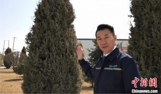 圖為王佐向記者介紹自己的新能源綠電廠區(qū)。白先森 攝