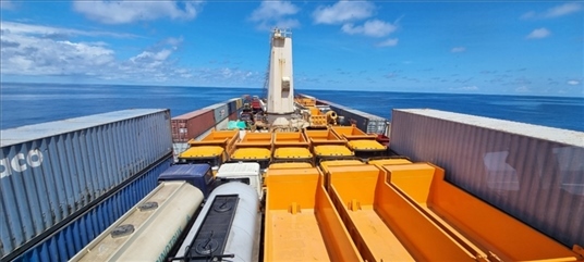 中蘇海運直航貨輪在海上行駛。中國駐蘇里南大使館供圖