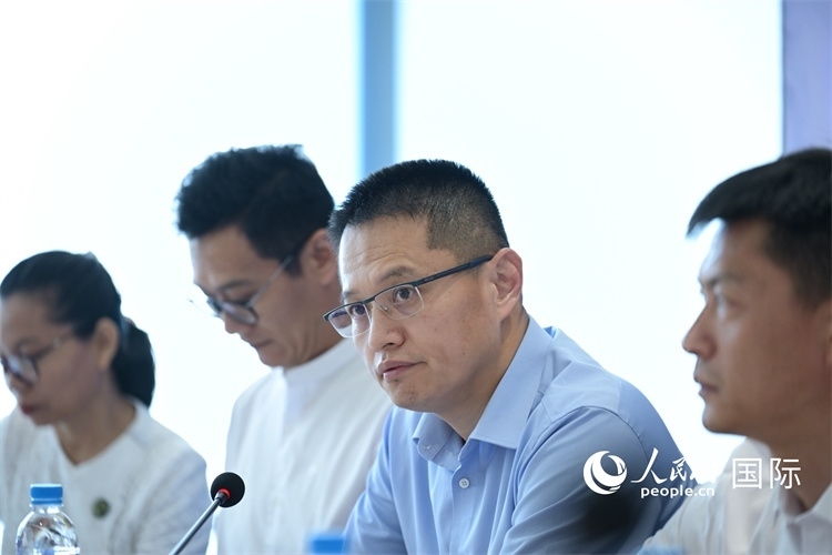 緬甸中國企業(yè)商會會長、工商銀行仰光分行行長劉銘介紹有關情況-人民網記者謝佳君攝