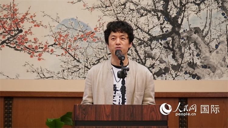 影片導演竹內(nèi)亮致辭。人民網(wǎng) 蔣曉辰攝