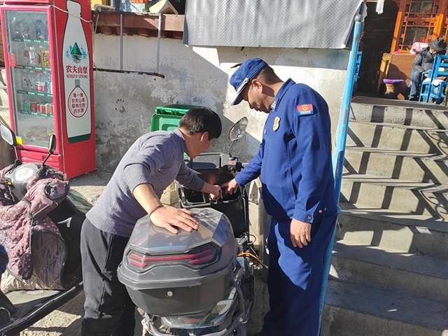 拉薩市消防救援支隊(duì)組織開展電動(dòng)自行車消防安全檢查工作。受訪者供圖