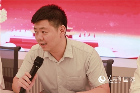 中國駐里約總領(lǐng)館領(lǐng)僑處處長齊冀在座談會上致辭。人民網(wǎng)記者 陳海琪攝