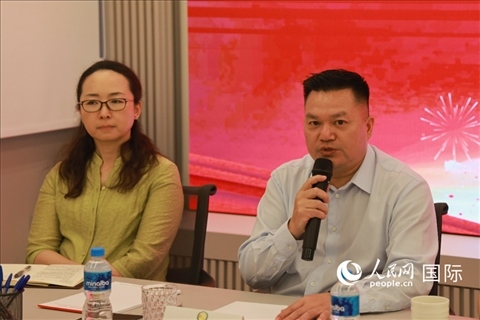 巴西和統(tǒng)會會長張小春（右）在座談會上致辭。人民網(wǎng)記者 陳海琪攝