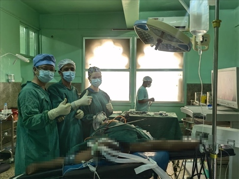 蔣國(guó)慶醫(yī)生（左）和當(dāng)?shù)蒯t(yī)生慶祝手術(shù)成功。中國(guó)援桑醫(yī)療隊(duì)供圖