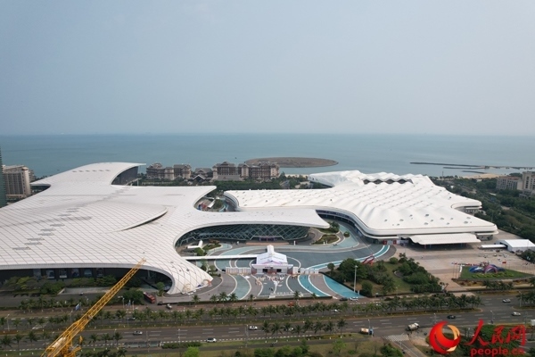 航拍第四屆消博會主會場。人民網(wǎng)記者 孟凡盛攝